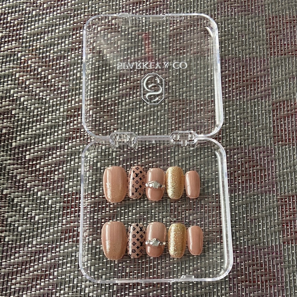NEW Fashion nails in case